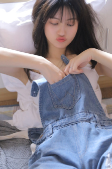 女生的胸贴着男生脸